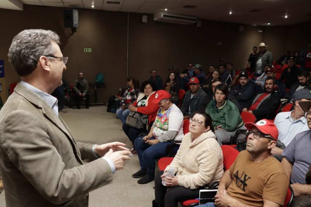Famílias do MST cobram estrutura do Incra no Paraná