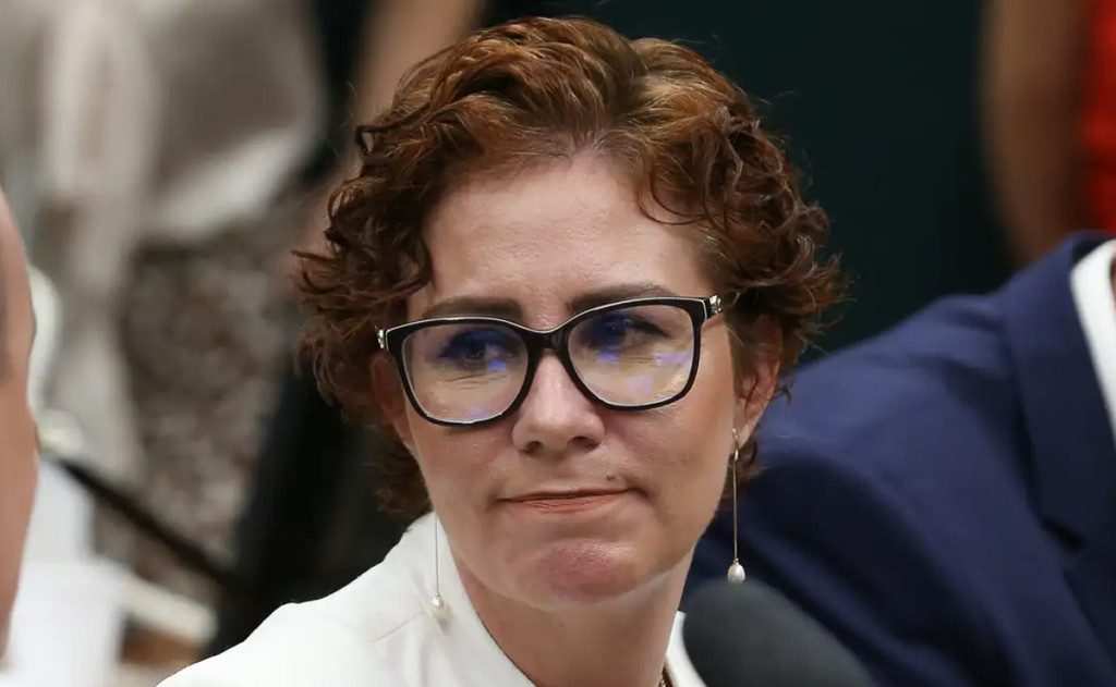 Pai de Zambelli diz que filha está frágil e sem medicamentos
