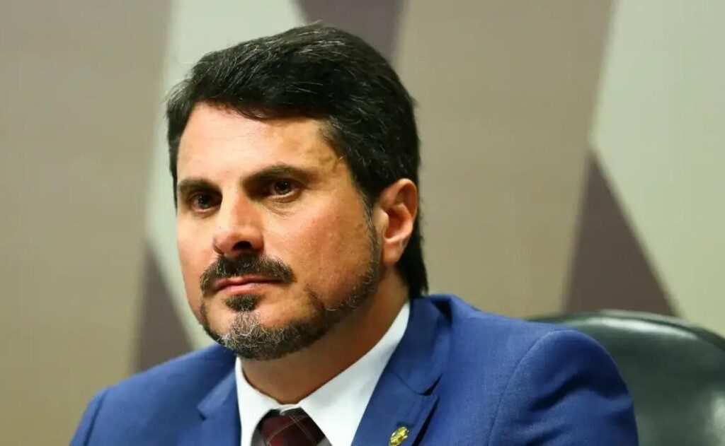 Para lacrar, Marcos do Val contraria STF e viaja para o exterior