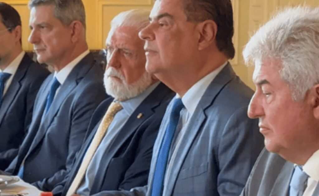 Senadores embarcam para os EUA tentando consertar “estrago” causado por Eduardo Bolsonaro ao Brasil