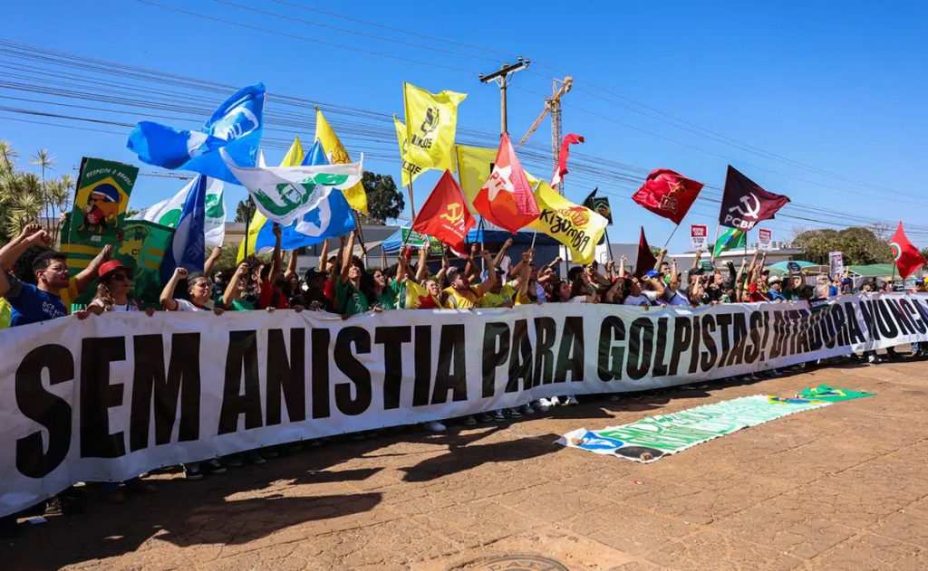 Manifestantes queimam boneco de Trump e bandeira dos EUA