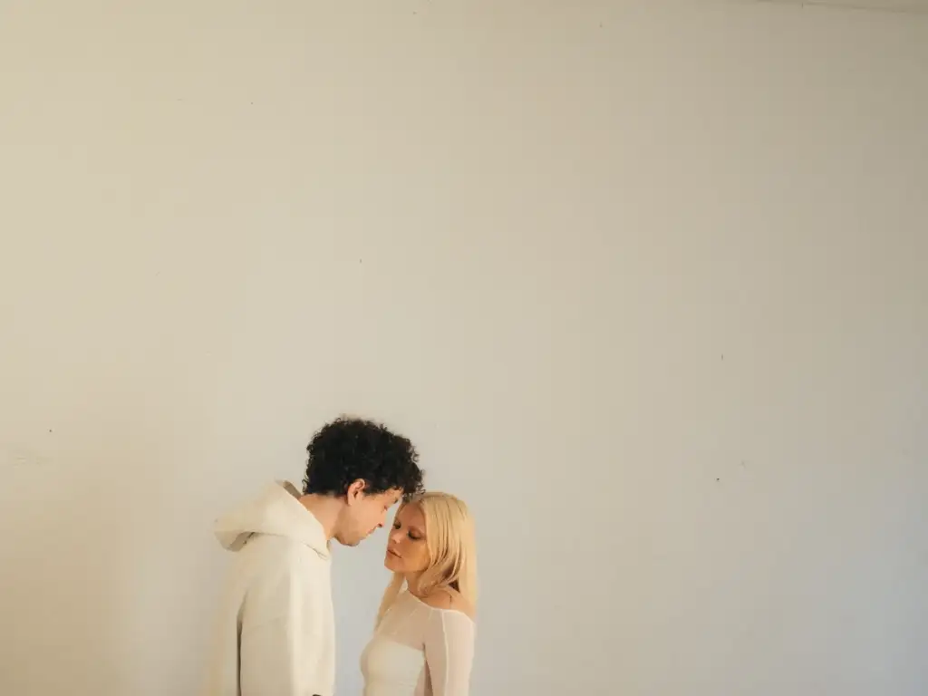 Cícero e Duda Beat contracenam em novo clipe "Sem dormir"