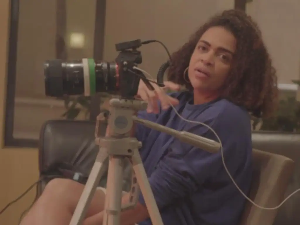 Quem é a cineasta brasileira detida há duas semanas pela imigração dos EUA sem contato com familiares e advogado