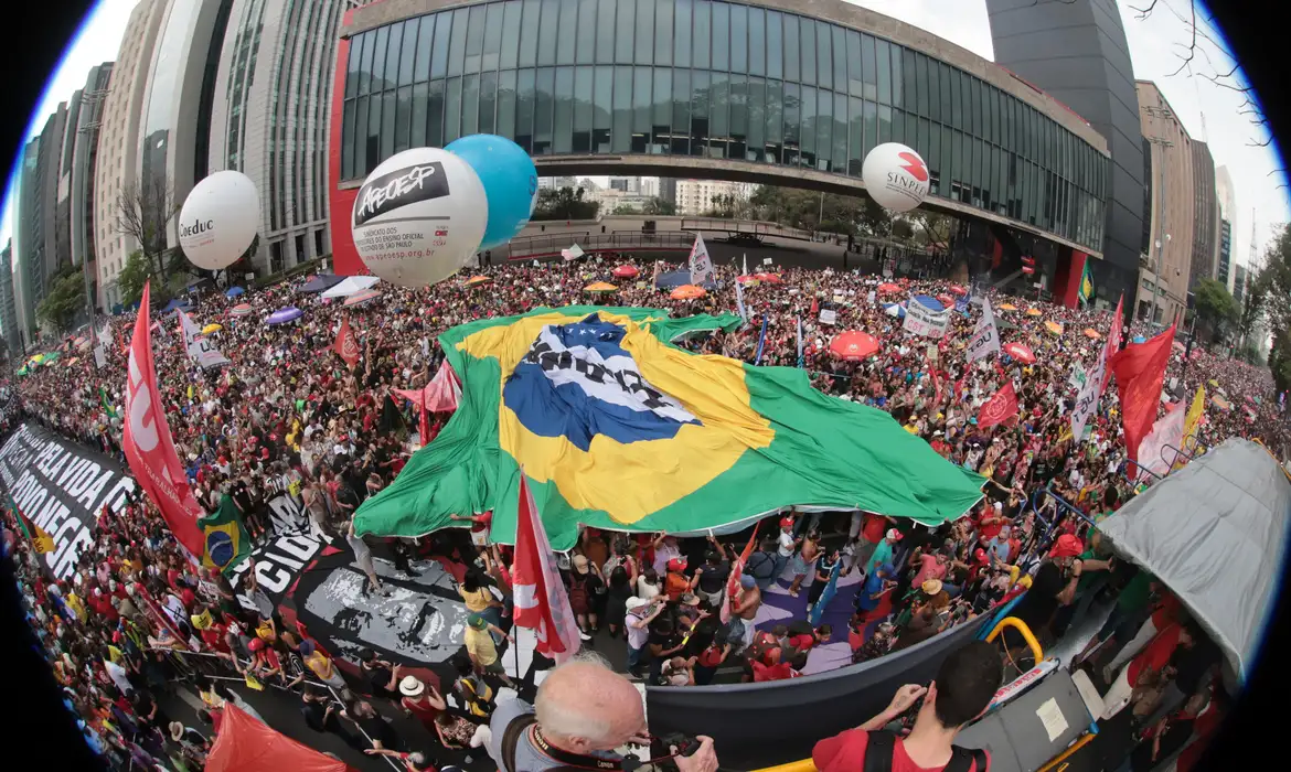 Cultura nas ruas, povo em movimento: a queda da máscara da extrema direita