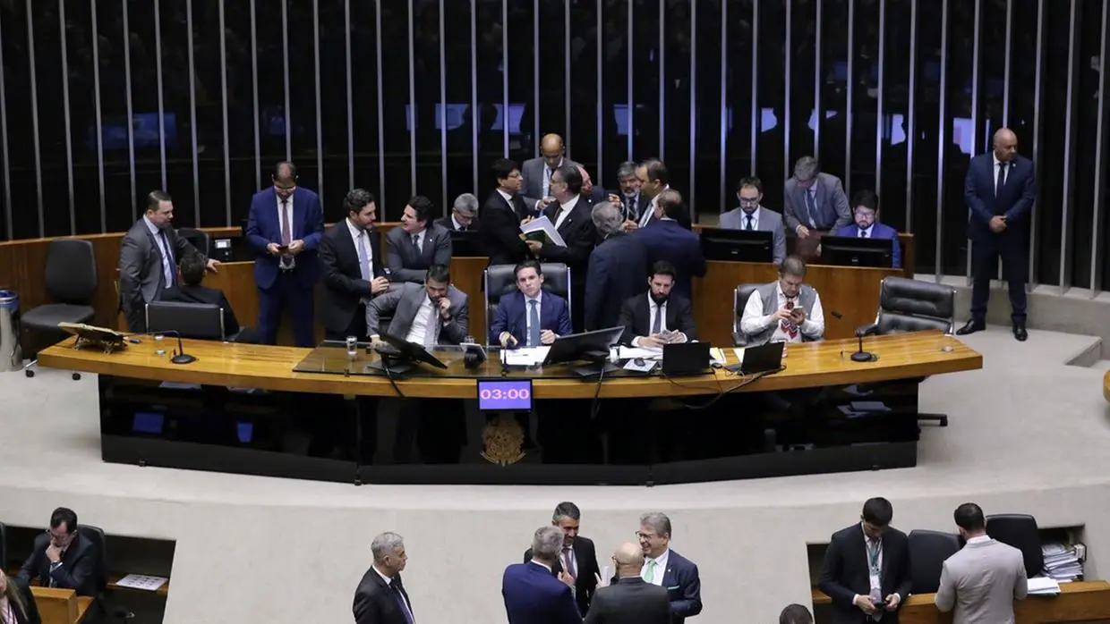 Por trás da PEC da Blindagem