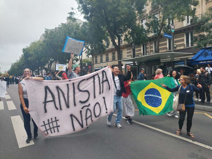 Democracia, soberania e sem anistia!