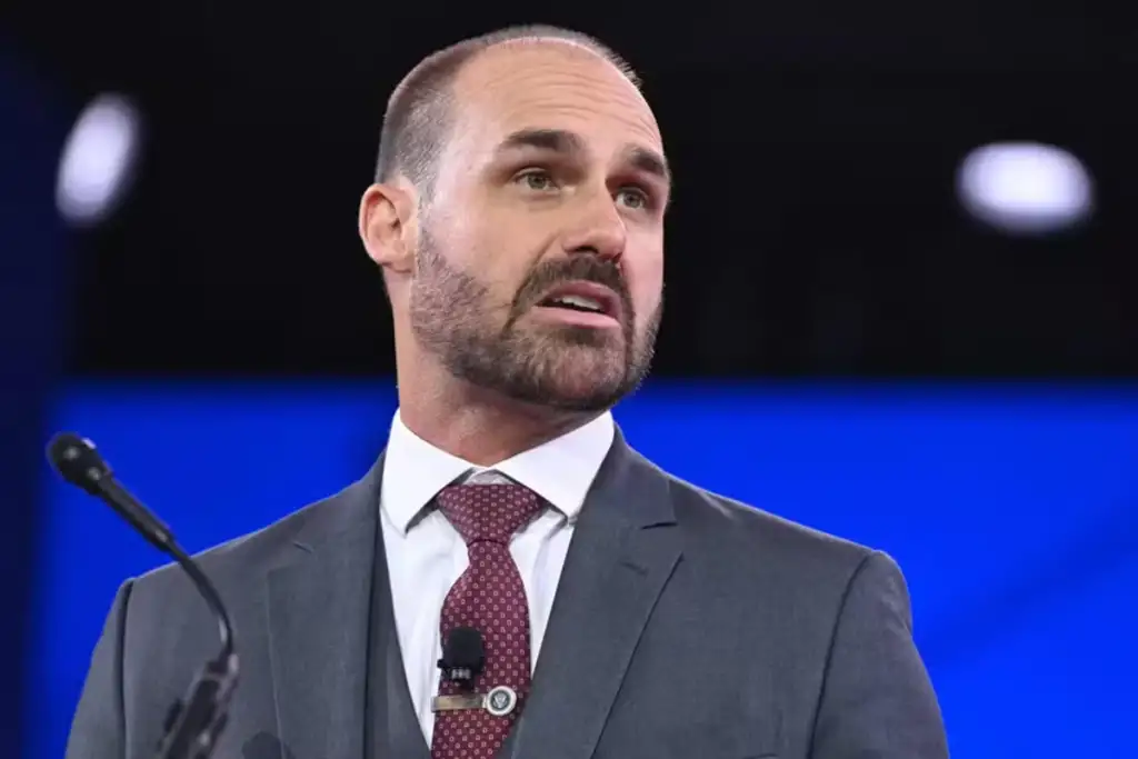 Após receber milhões de reais para ir à Disney, Eduardo Bolsonaro se vitimiza e usa imagem das filhas para dizer que está em dificuldades