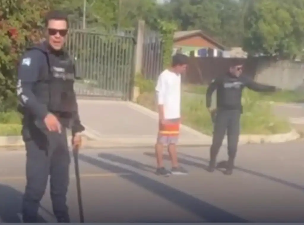Guardas civis municipais de Araucária, na região metropolitana de Curitiba, agridem homem por cobrança particular de aluguel atrasado