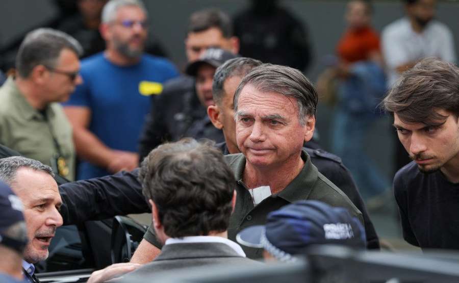 Defesa do ex-presidente confirma as reuniões de Bolsonaro com os comandantes das Forças Armadas, mas afirma que desistência seria o suficiente para inocentá-lo