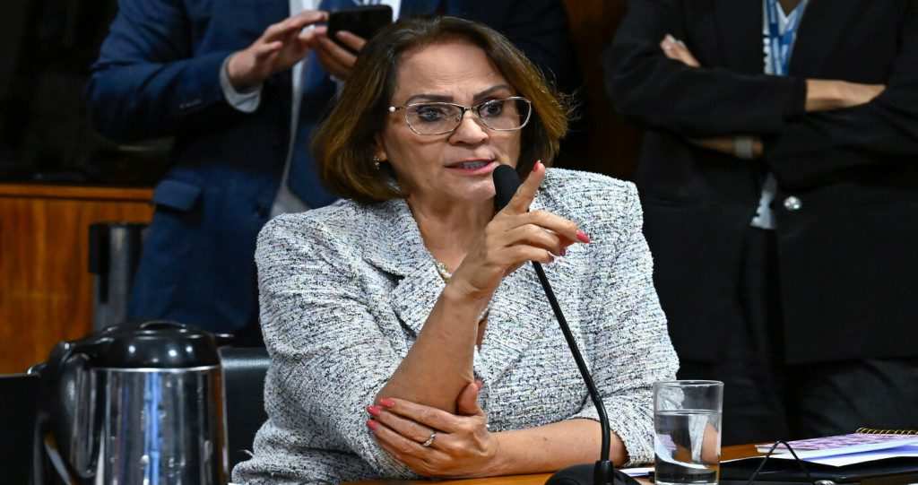 Projeto que proíbe alterações, adaptações, edições, supressões ou adições no livro