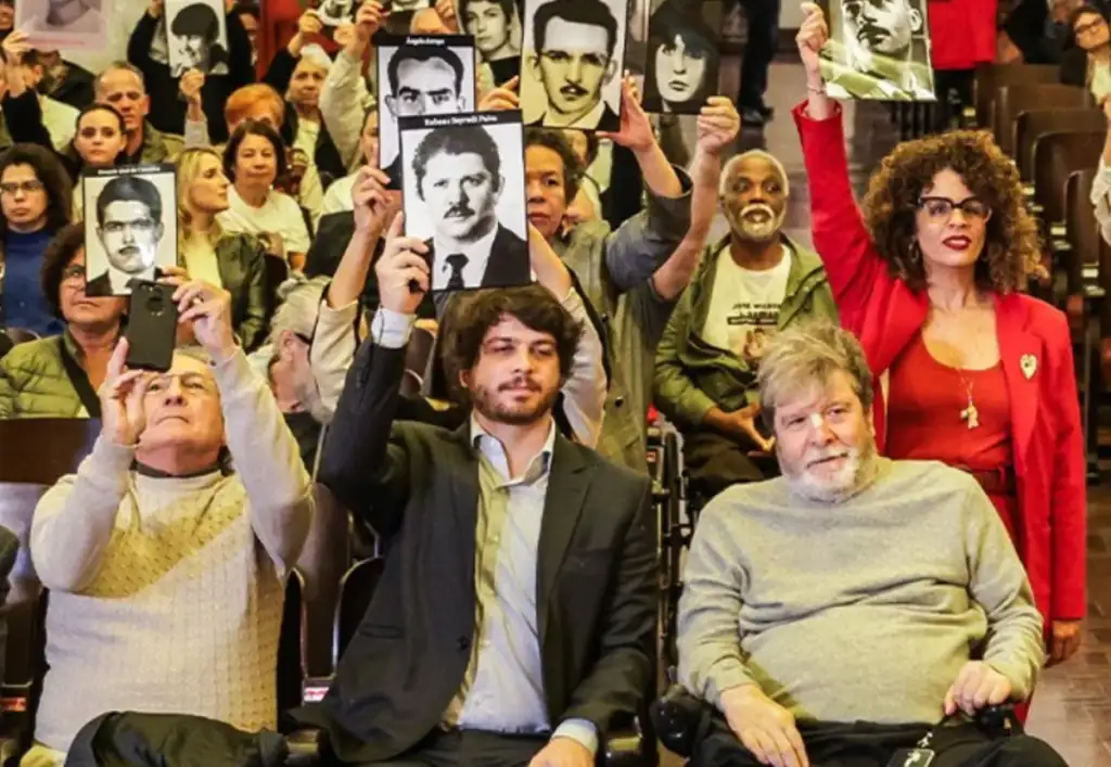 Famílias Rubens Paiva, Wladmir Herzog e outros 102 mortos e desaparecidos pela ditadura recebem certidões de óbito corrigidas