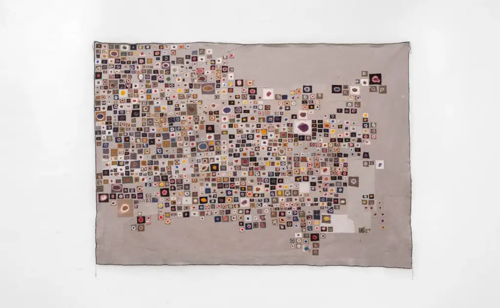 A imagem mostra uma obra da artista Leka Mendes.