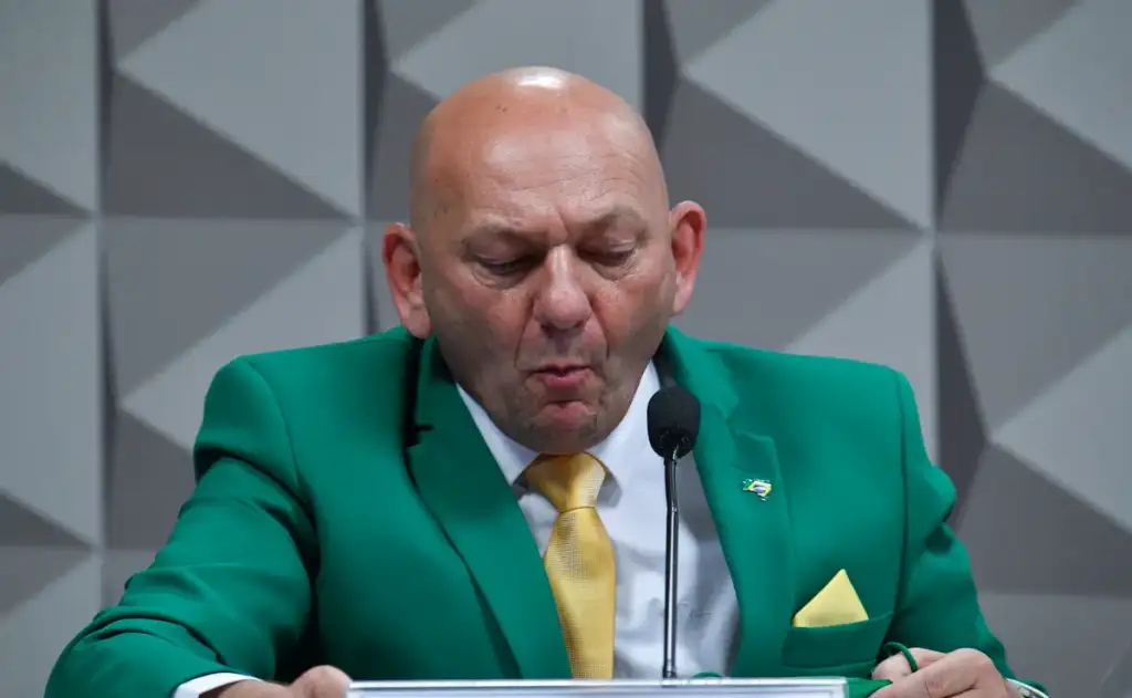 Empresário bolsonarista divulgou ofensas através de faixas levadas por aviões no litoral de Santa Catarina no verão em 2019