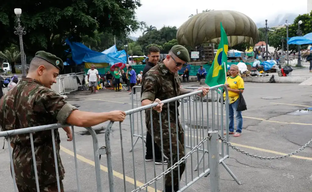 Nas imagens, aparecem uma retroescavadeira e um caminhão dirigidos por militares usados para melhorar as condições do terreno
