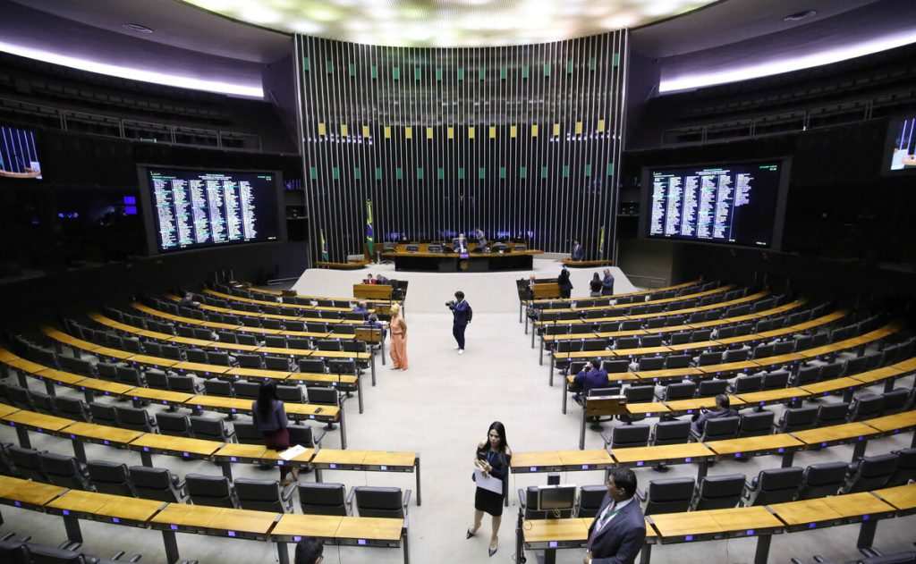 Centrão e oposição querem obrigar o governo a cortar recursos de programas sociais para favorecer Tarcísio na eleição