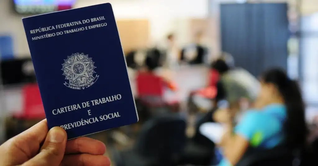 Desigualdade no mercado de trabalho brasileiro: 35,3% dos trabalhadores recebem até um salário mínimo; mulheres e pretos ganham menos que homens brancos