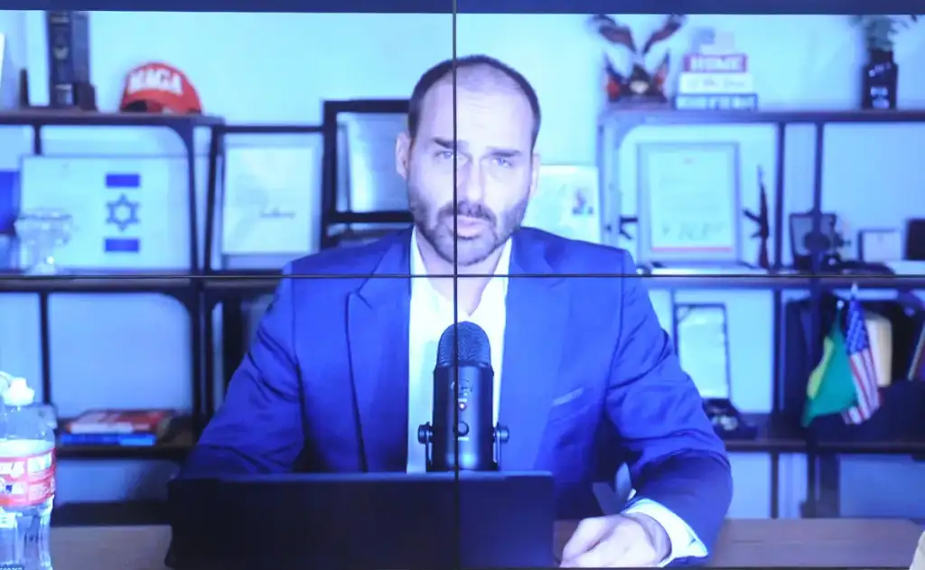 Oposição tentou manobra para evitar que filho de Bolsonaro não perca o mandato por faltas