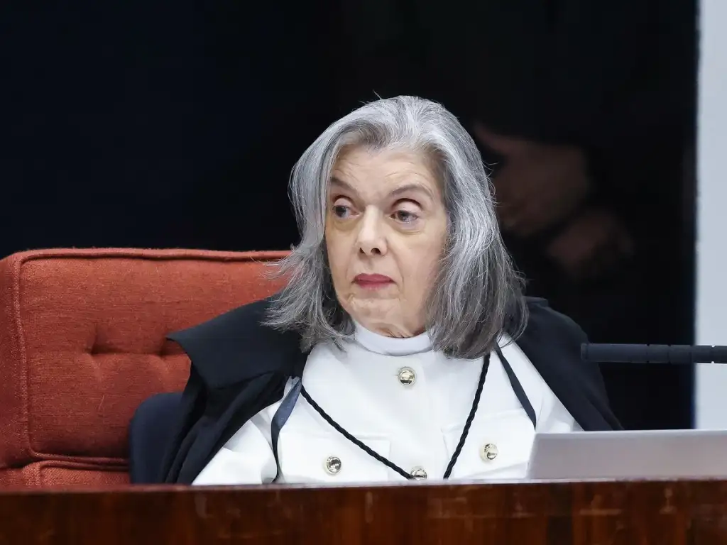 Em julgamento sobre golpe, Cármen Lúcia corrige advogado e esclarece que TSE nunca discutiu voto impresso