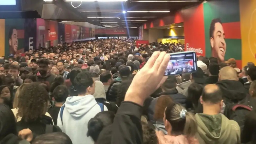 “Privatiza que melhora”: passageiros do metrô de SP enfrentam caos e Uber aproveita para cobrar mais caro