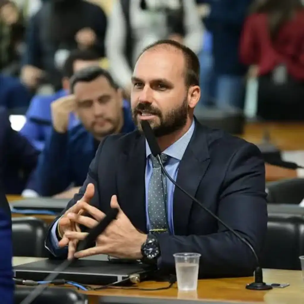 "Não haverá eleição em 2026 sem anistia", diz lunático Eduardo Bolsonaro