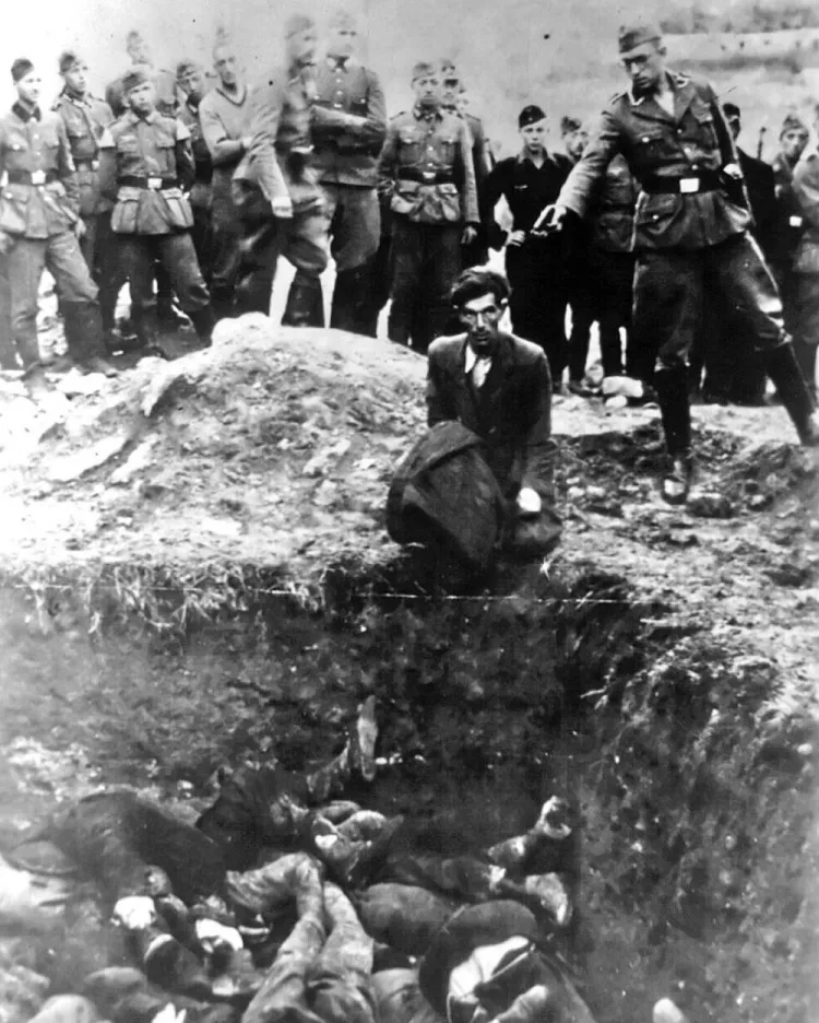 Historiador alemão identifica nazista em foto histórica de assassinato no Holocausto