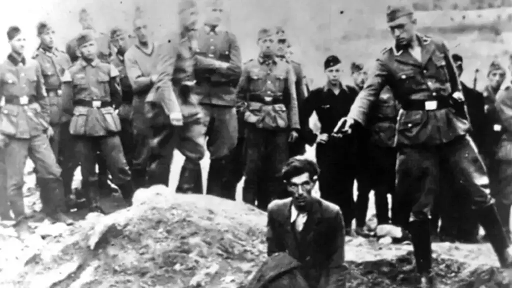Historiador alemão identifica nazista em foto histórica de assassinato no Holocausto