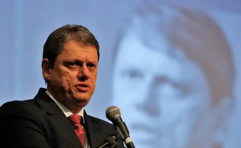 Suspeita é de que o Primeiro Comando da Capital, investigado por adulterar combustíveis e lavar dinheiro em postos de gasolina, esteja envolvido.