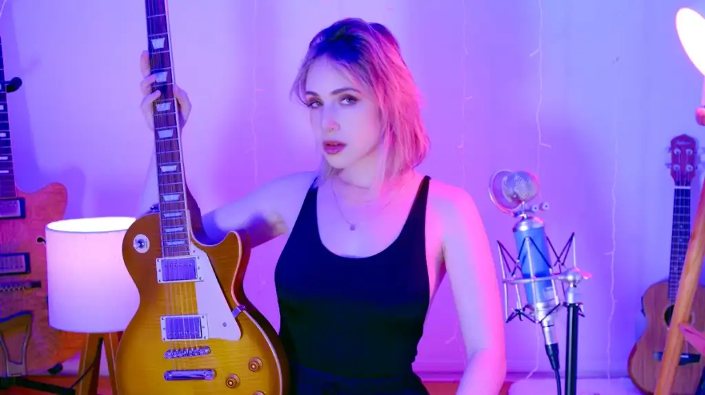 A cantora carioca Julia Landen reinterpreta sucessos do pop e do rock em versões jazz com a banda Jazz é Pop!