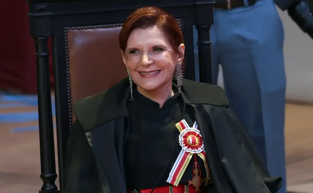 Maria Elizabeth pediu perdão pelos “erros e as omissões judiciais” a todos que sofreram lutando pela liberdade no Brasil e foi aplaudida