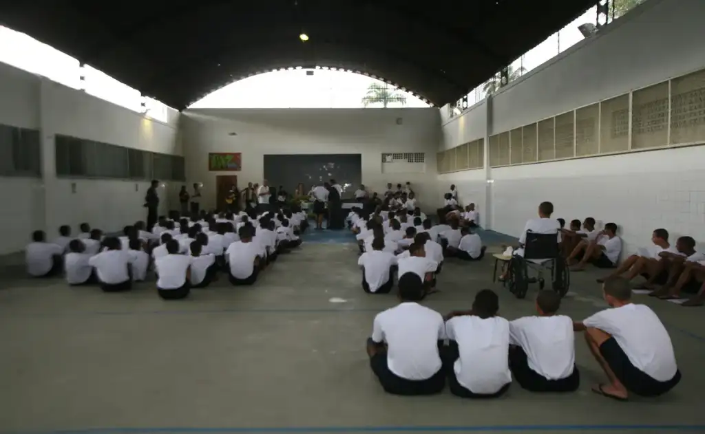 País tem 702 mil pessoas privadas de liberdade, em 1.375 unidades prisionais, que somam um déficit de 40% de vagas