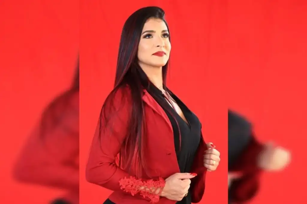 Uma advogada de 30 anos foi presa em flagrante por tráfico de drogas na semana passada, no Paranoá, região administrativa do Distrito Federal. Jéssica Castro de Carvalho foi abordada por policiais militares do 20º BPM e chorou ao ser surpreendida transportando entorpecentes e armas em seu veículo. A suspeita se apresenta nas redes sociais como especialista em Lei de Drogas e Violência Doméstica, entre outras sete especializações. Sua imagem pública – onde compartilha rotina entre trabalho, atividades religiosas e esportivas – contrasta radicalmente com o material apreendido. A Polícia Militar apreendeu dentro do veículo de Jéssica: 26 munições calibre 9 mm (CBC); 5 munições calibre .380 (CBC); 1 pistola Glock G19, calibre 9 mm, com carregador de capacidade estendida (Nº AAHR424); porção de pó branco aparentando ser entorpecente; tabletes com aparência de substância entorpecente; e saco plástico contendo diversos comprimidos roxos semelhantes a ecstasy.