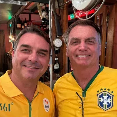 'O que eu fiz para estar aqui?': Flávio Bolsonaro relata que ex-presidente está "indignado" e teve crise de soluços na prisão da PF