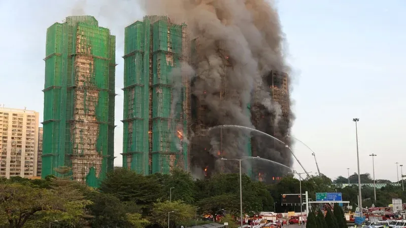 Três pessoas, dois diretores e um consultor da empresa responsável pelas reformas no condomínio, foram presas sob suspeita de negligência