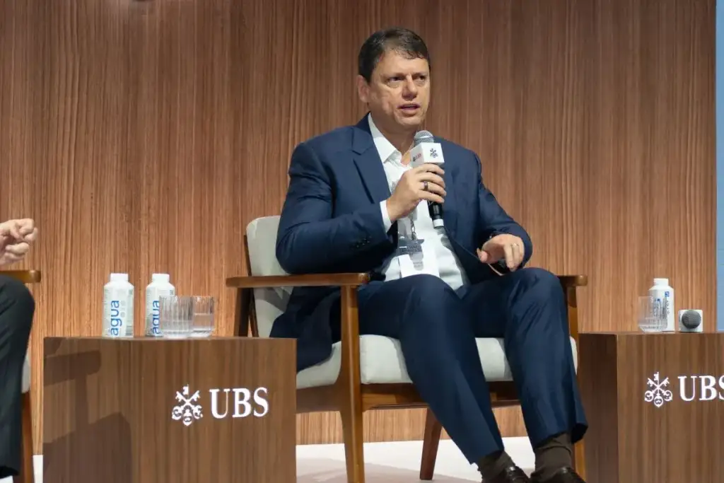 Um cruzamento inédito de dados públicos revela que pelo menos 28 empresas entre as 500 maiores devedoras de tributos do Estado de São Paulo foram beneficiadas com R$ 289 milhões em benefícios fiscais através do mecanismo de "crédito outorgado". No total, essas empresas acumulam R$ 20,3 bilhões em dívidas tributárias com o erário paulista. Os dados, compilados pelo gabinete do deputado estadual Paulo Fiorilo (PT), expõem uma contradição no sistema de incentivos fiscais paulista: empresas com significativos débitos em aberto continuam recebendo benefícios tributários do governo estadual. O levantamento focou-se especificamente no "crédito outorgado", modalidade na qual o governo cria créditos tributários por lei para determinadas empresas ou setores, permitindo que reduzam o imposto a pagar sem depender das situações convencionais que gerariam esse direito. Esta é a única modalidade de benefício fiscal sobre a qual a Secretaria da Fazenda passou a divulgar dados completos após pressão do Tribunal de Contas do Estado (TCE) e da oposição, incluindo a publicação de razão social e CNPJ das empresas beneficiadas.