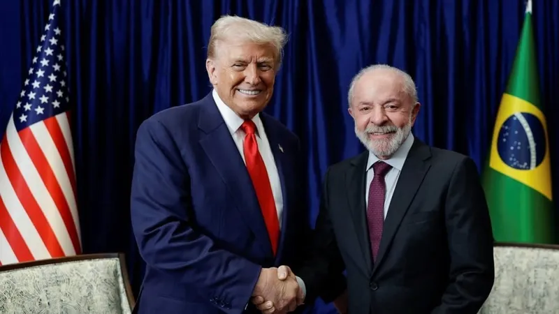 O presidente dos Estados Unidos, Donald Trump, assinou uma ordem executiva na qual zera todas as tarifas de 40% sobre mais de 200 produtos brasileiros, conhecidas como “taxa Bolsonaro”. No documento, ele cita sua conversa com o presidente Lula para justificar a decisão.