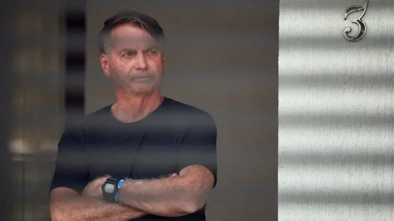 Moraes e Dino votam pela manutenção da prisão preventiva de Bolsonaro no STF