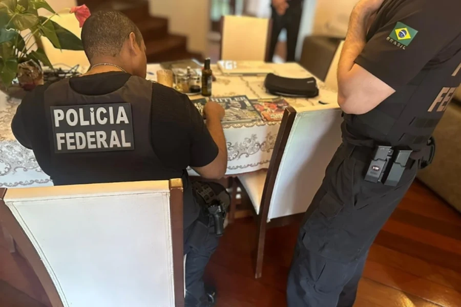 A investigação resultou no cumprimento de dois mandados de busca e apreensão