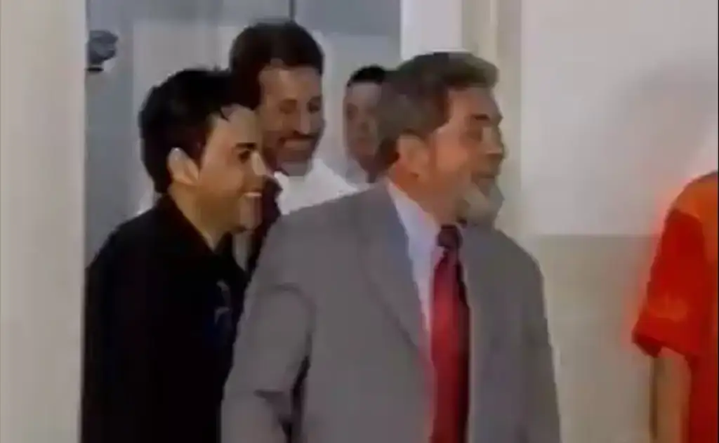Imagens mostram o sertanejo visitando a sede do PT em São Paulo em 30 de outubro para celebrar o resultado eleitoral