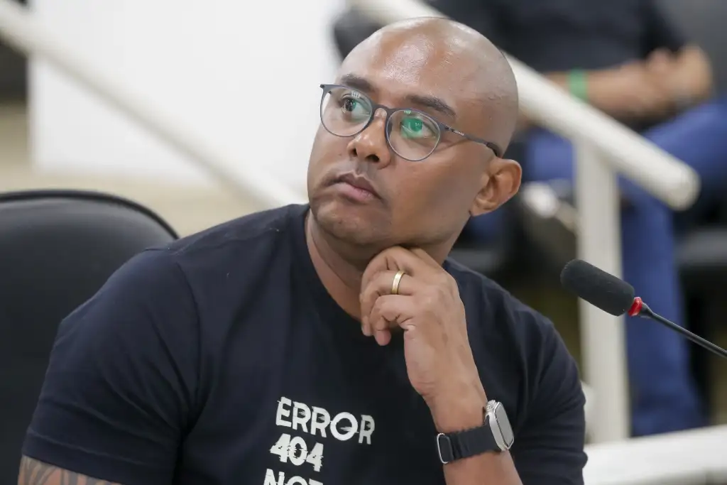 O parlamentar está preso desde 9 de outubro após ser denunciado por seis mulheres por crimes sexuais, incluindo importunação sexual e estupro, supostamente ocorridos entre 2015 e 2018.