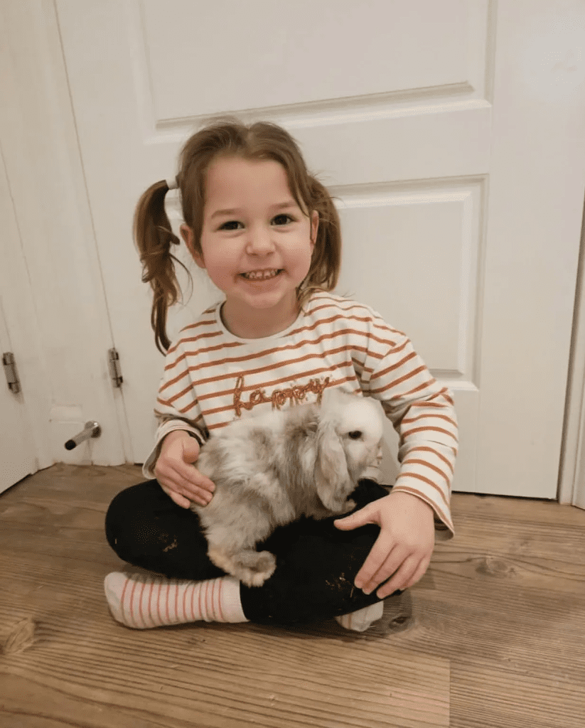 O que começou como uma simples gripe se transformou em uma doença cerebral devastadora para Sienna Dunion, de 4 anos. A menina, até então saudável, foi diagnosticada com Encefalite Necrotizante Aguda (ENA), uma condição rara e grave que causa deterioração neurológica rápida após infecções virais.