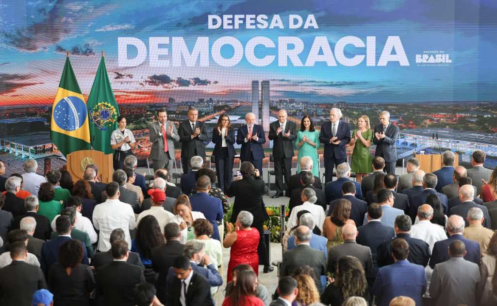Presidente diz que quem tentou manter o poder à força e planejou seu assassinato foi derrotado