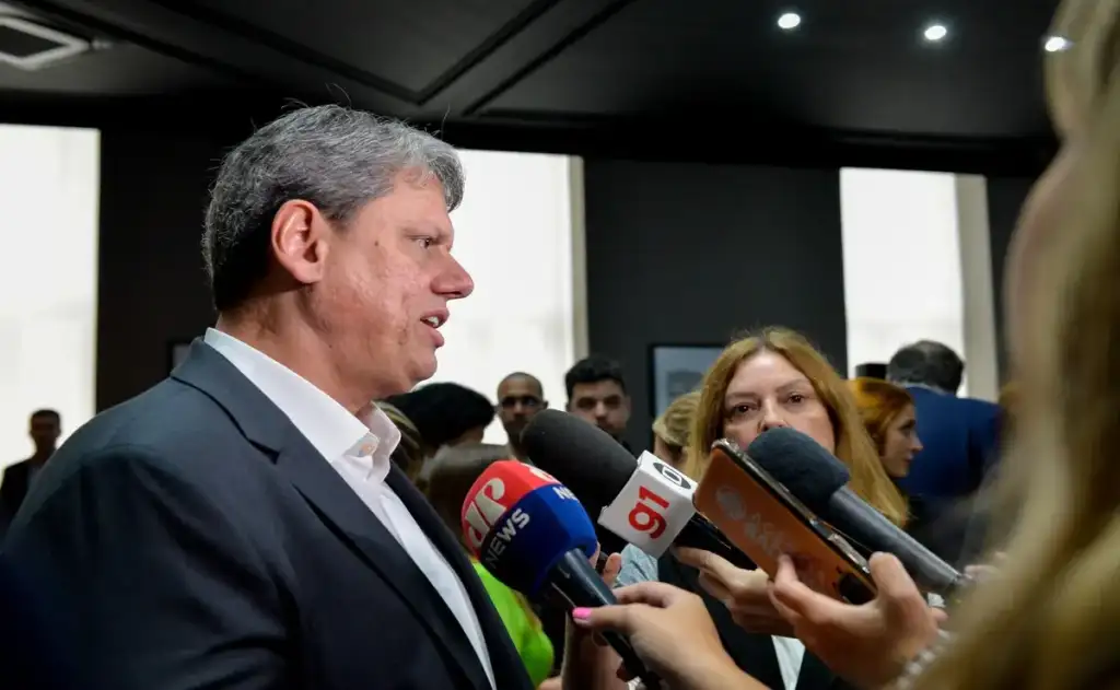 Enquanto ataca esquerda, jornal conservador "livra a cara" de Tarcísio ao comentar crise hídrica em São Paulo