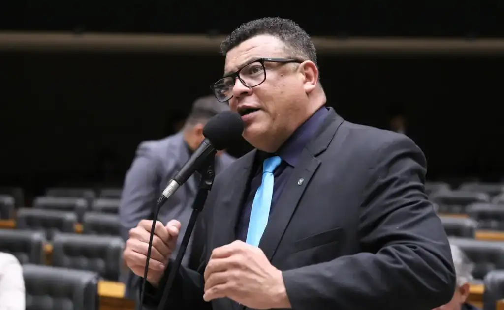 Uma assessora do parlamentar também acabou se envolvendo no confronto