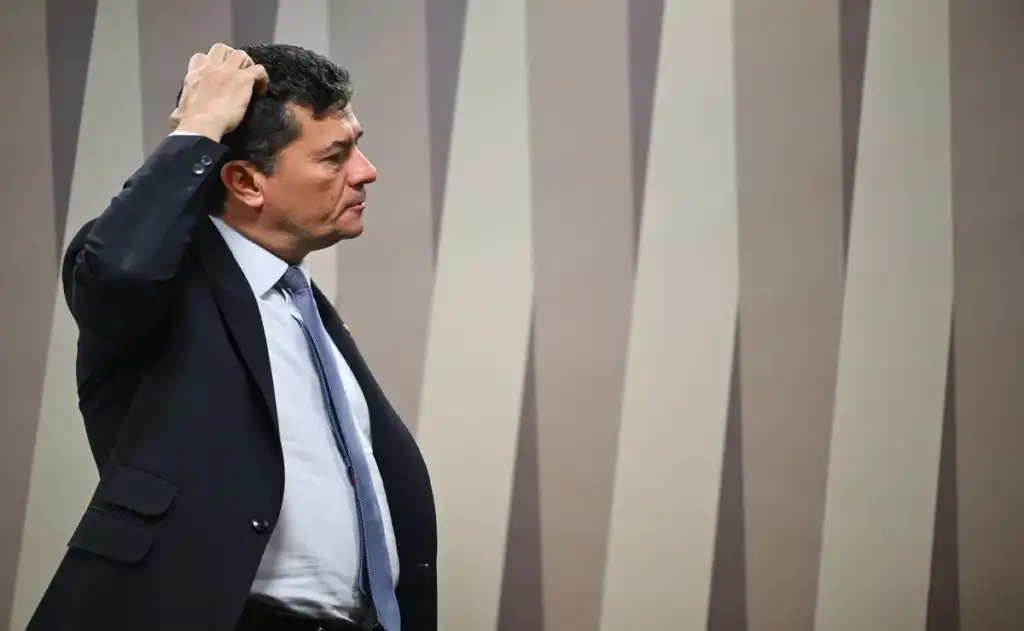 Senador pediu vista de proposta e adiou votação na CCJ, atendendo a lobbys de magistrados contrários à fim de privilégio