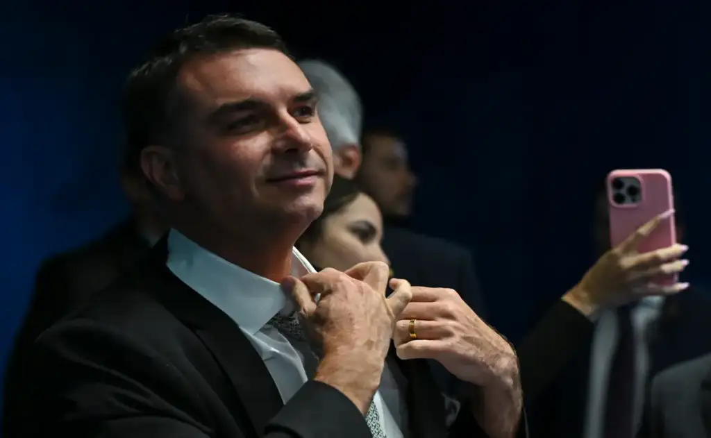 Flávio Bolsonaro desiste de indicar deputada para o TCU e irrita Michelle