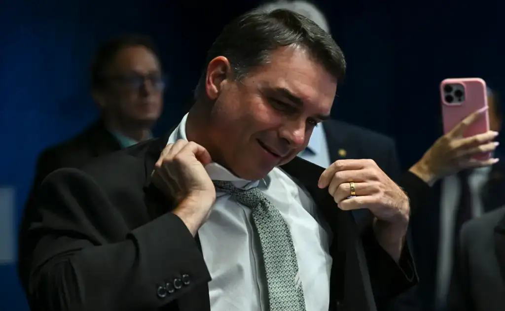 Em vez de responder juridicamente ao conteúdo das acusações, Flávio adotou a estratégia política de desqualificar o relator