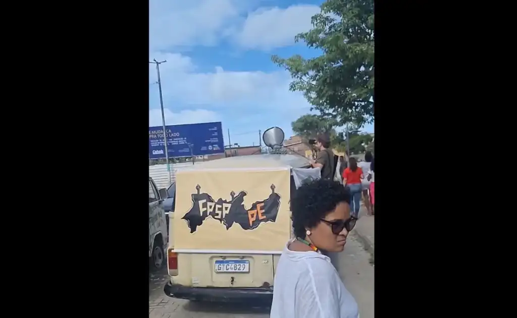 Carro distribui bandejas de ovos acompanhadas de materiais informativos sobre como identificar e denunciar situações de violência doméstica