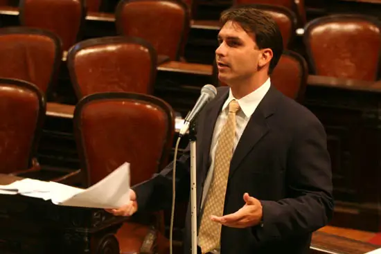 Filho de Jair Bolsonaro se formou em 2003, já exercendo o seu primeiro mandato como deputado na Assembleia Legislativa do RJ