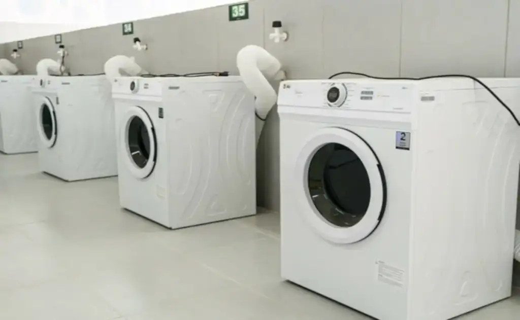 Mulheres em situação de vulnerabilidade social dedicam, em média, o dobro do tempo dos homens a tarefas como lavar e secar roupas