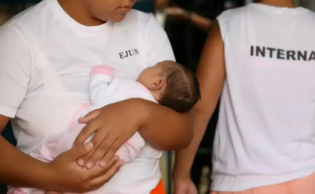 Lei prevê que gestantes e mães de crianças de até 12 anos ou com deficiência em prisão provisória devem ter a pena preventiva substituída por domiciliar